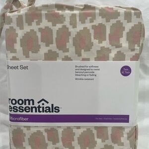 Room Essentials Microfiber Twin/XL Twin Sheet Set - Pink and Beige Leopard Print